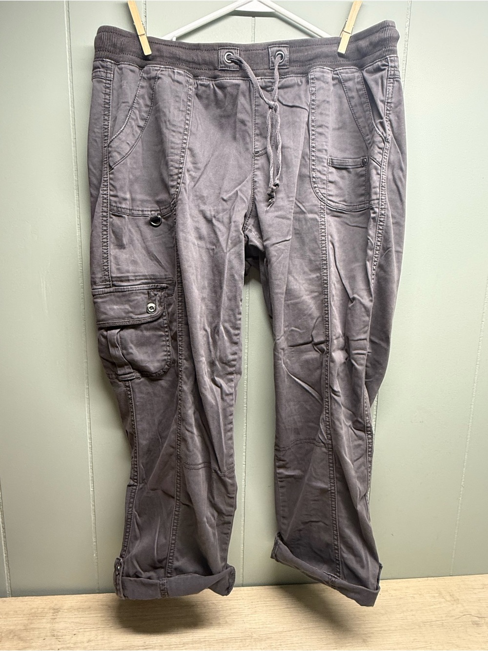 Maurices Cropped Cargo Ankle Pants in Charcoal